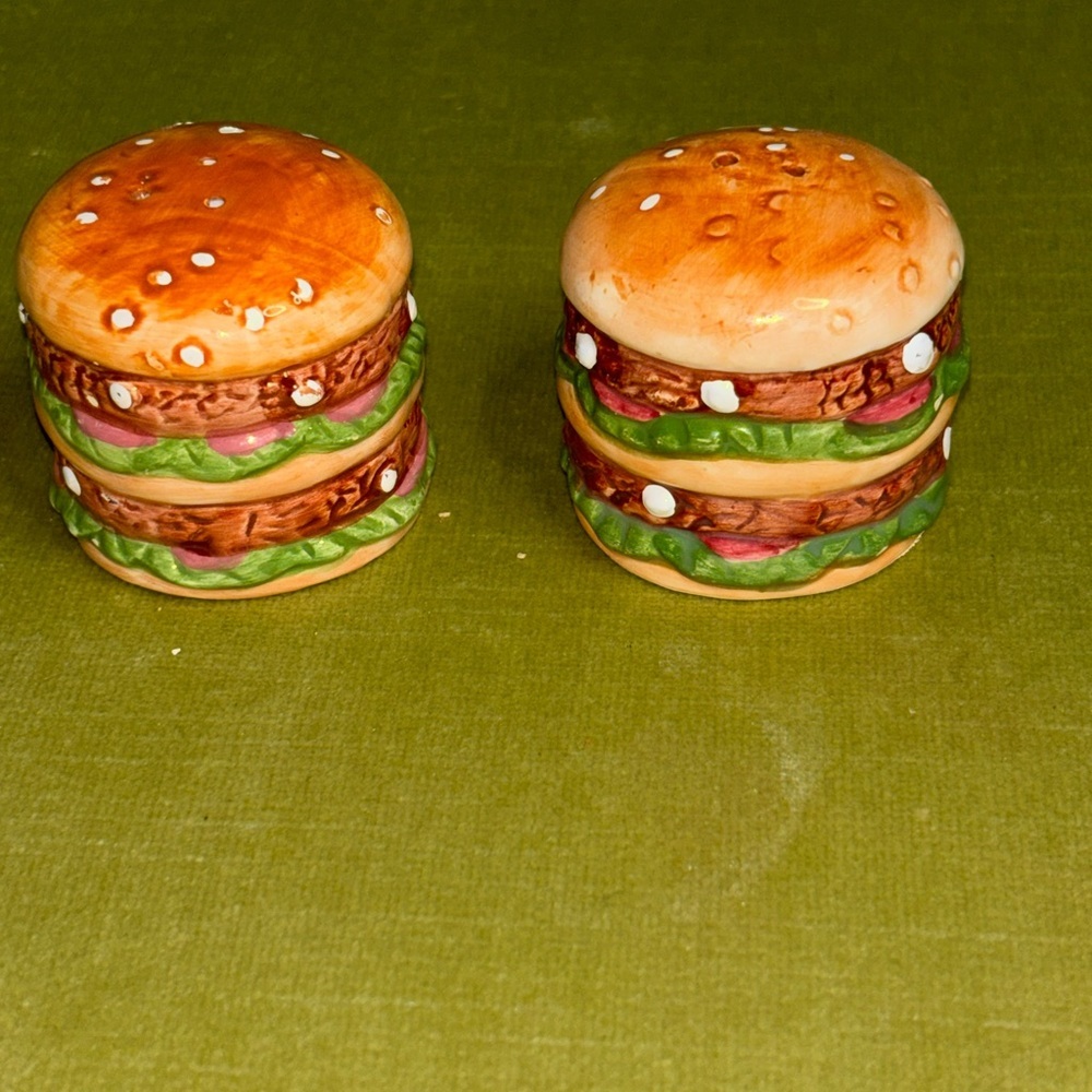 Nice Vintage HAMBURGER Ceramic Shaped Salt & Pepper Shakers Set - Picture 7 of 10